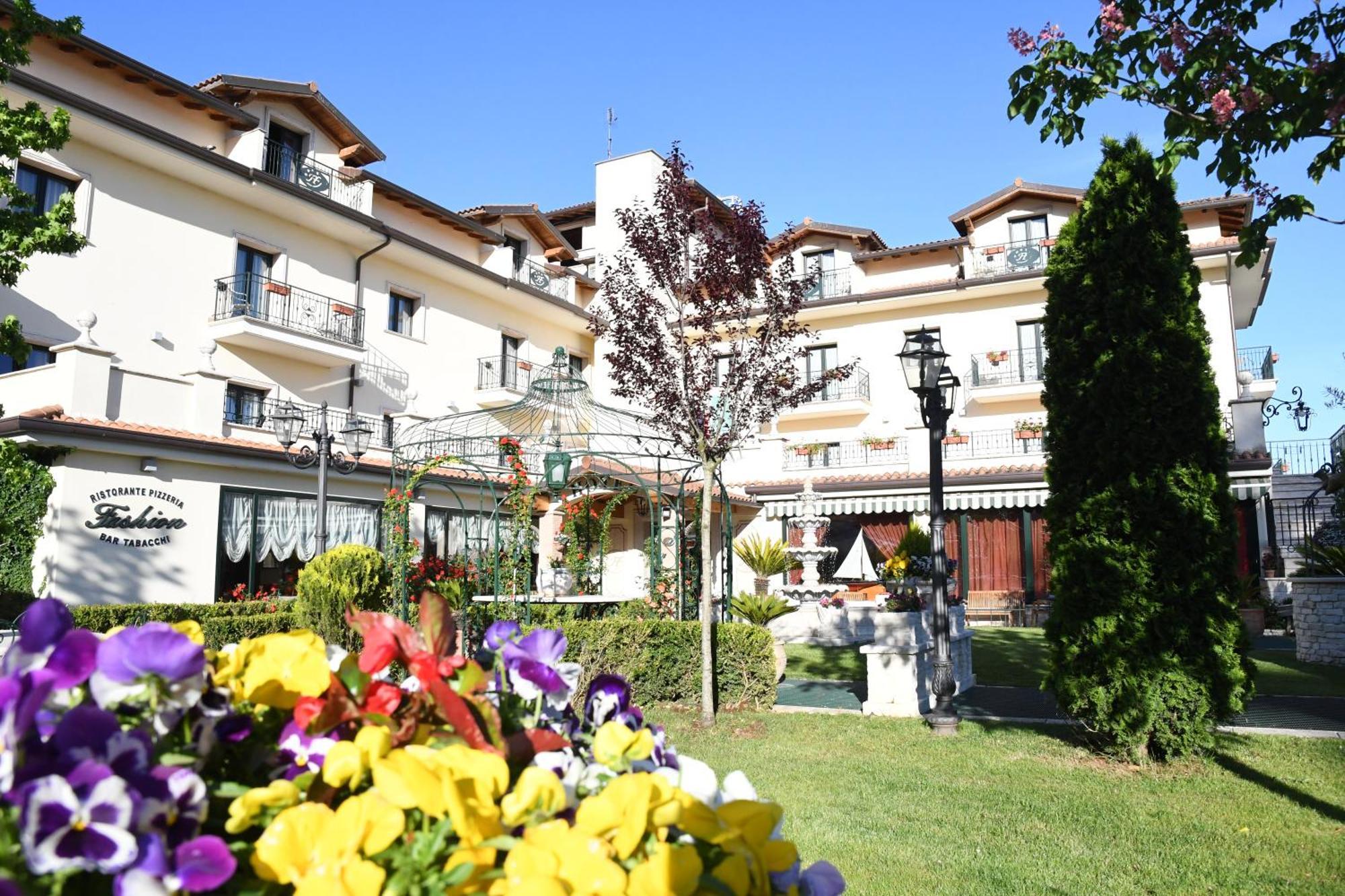 แฟชั่น โฮเทล Hotel วัลมนโตเน ภายนอก รูปภาพ