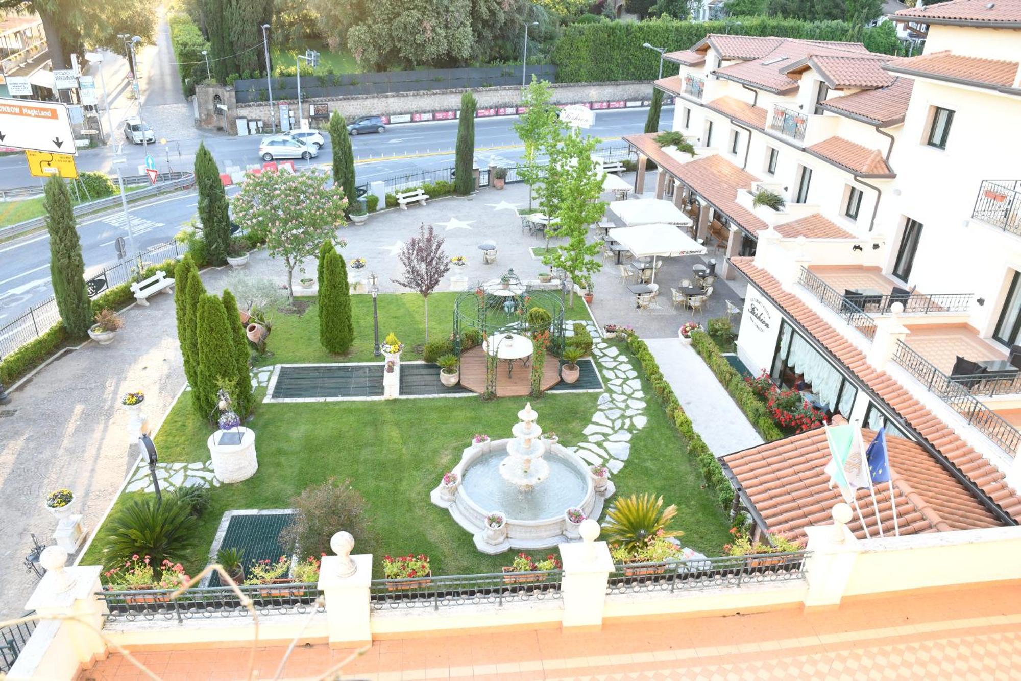 แฟชั่น โฮเทล Hotel วัลมนโตเน ภายนอก รูปภาพ